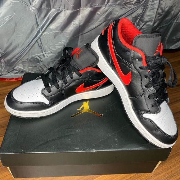 Nike Air Jordan 1 Low Retro White Toe - Picture 3 of 5